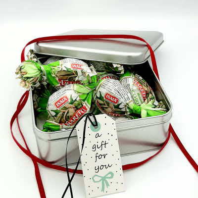 Cake tin gevuld met Italiaanse koekjes